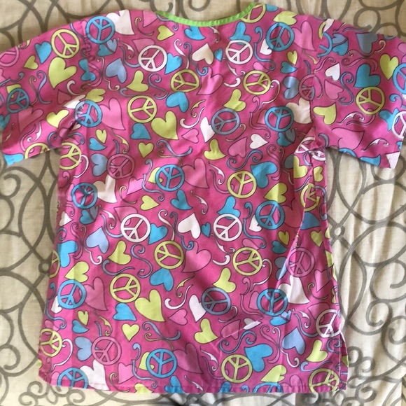 Heart and peace sign scrub top - Picture 4 of 4